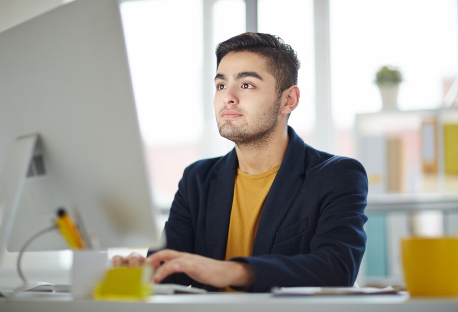 hombre trabajando en una pc